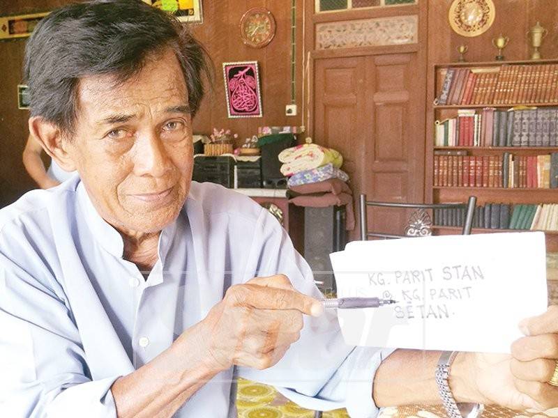 Mohd Noor menunjukkan ejaan nama Kampung Parit Stan yang sering kali disalah anggap.