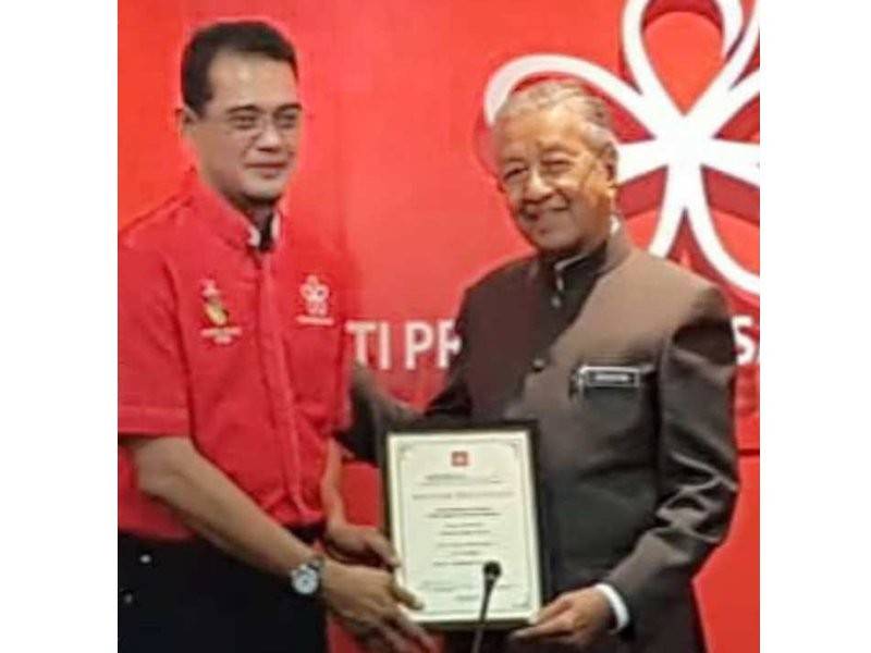 Shamsul menerima watikah pelantikan daripada Dr Mahathir, kelmarin.