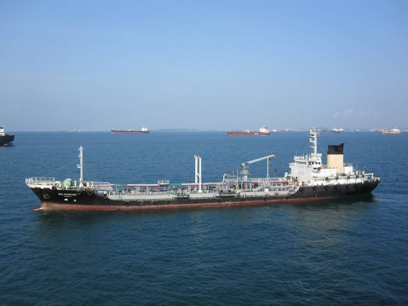 Kapal dagang jenis Motor Tanker (MT) Sea Frontier karam selepas melanggar batu.