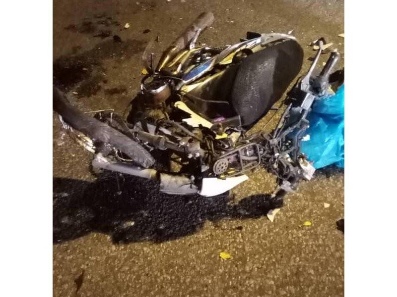 Keadaan salah sebuah motosikal mangsa yang remuk dalam kemalangan di Pantai Remis, hari ini.