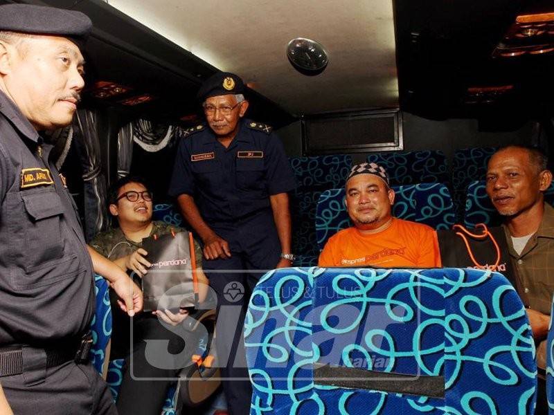 Pemeriksaan turut dilakukan di dalam bas yang membawa penumpang.