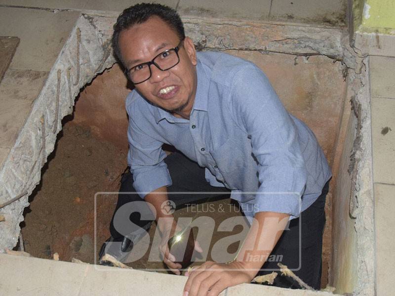Mohd Sofi ketika masuk ke dalam lubang yang berlaku mendapan di Terminal Melaka Sentral.