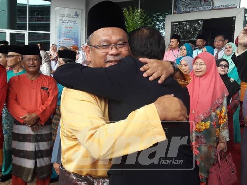 Shaharuddin berpeluk dan bersalam dengan kakitangan JPN Johor