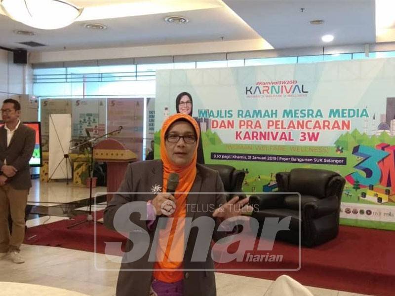 Siti Mariah memberi penerangan berhubung Karnival 3W yang dilancarkan, hari ini