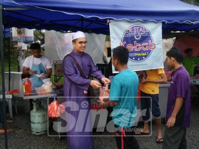 Muhamad Nazrin mengagihkan kebab percuma dalam satu program.
