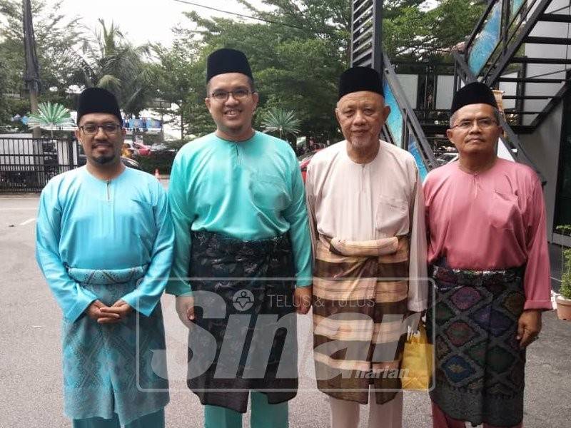 Muhamad Nazrin bersama bekas Mufti Johor, Datuk Tahrir Samsudin (dua, kanan).