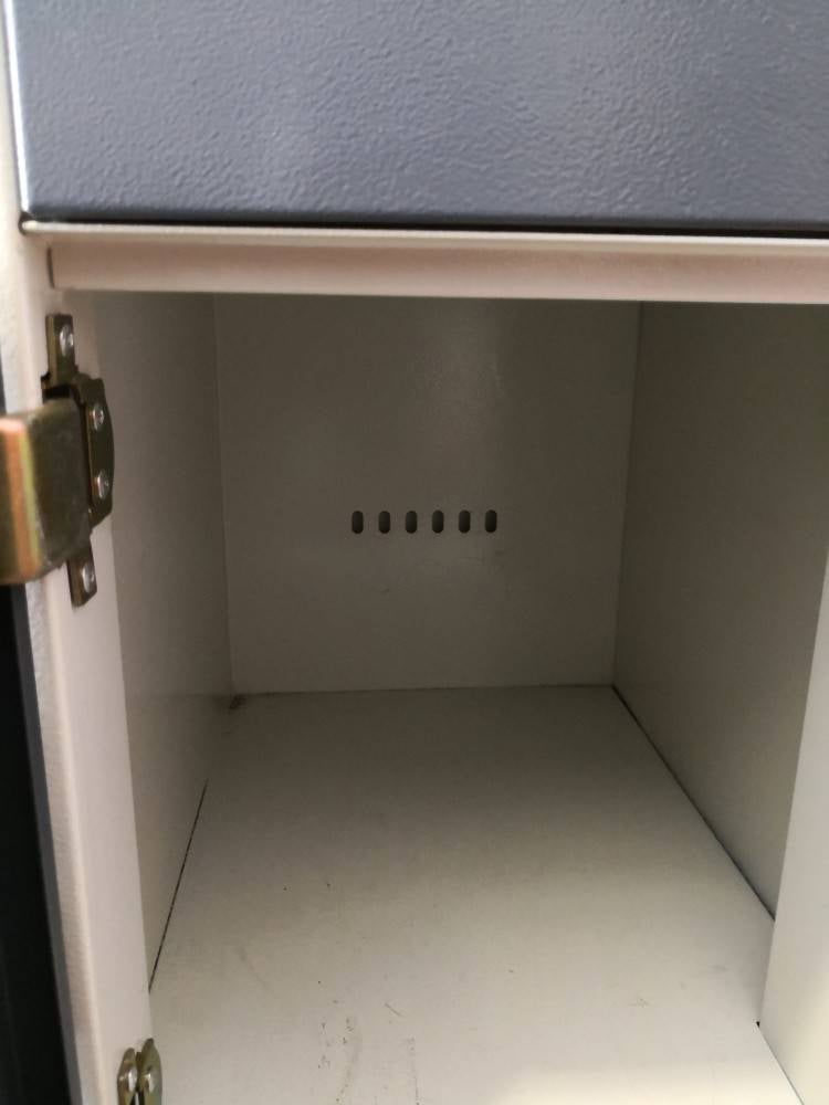 Loker penyimpanan kasut berkunci yang disediakan di Masjid Jamek Sultan Abdul Samad Kuala Lumpur.