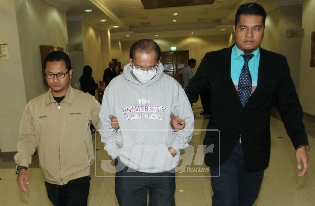 Pengurus kanan kewangan, Pasdec Holding Berhad mengaku tidak bersalah di Mahkamah Sesyen Kuantan hari ini atas lima pertuduhan pecah amanah berjumlah RM320,000, antara September 2014 sehingga Mac 2016.