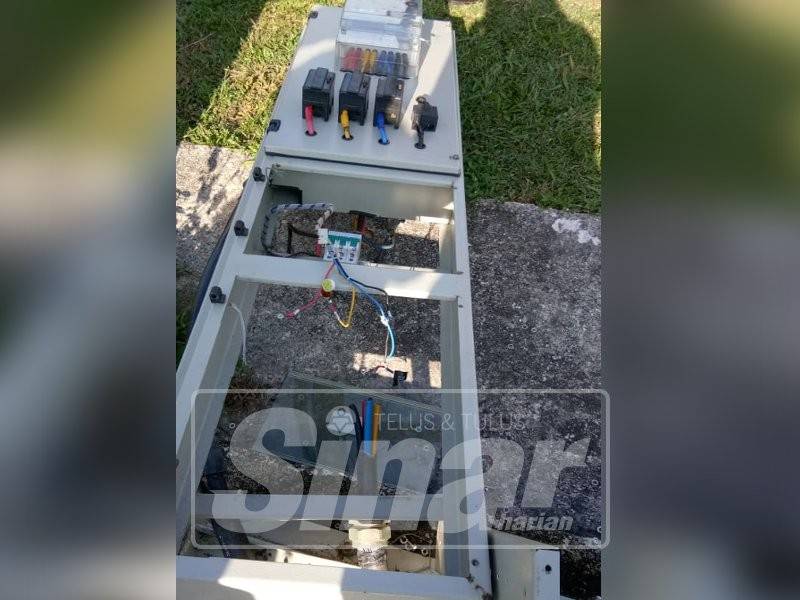 Sebahagian peti pembekal elektrik yang dirosakkan oleh pihak tidak bertanggungjawab.