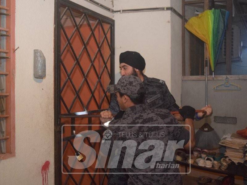 Pintu terpaksa pecah masuk selepas penghuni rumah tidak memberi kerjasama kepada pegawai Imigresen.