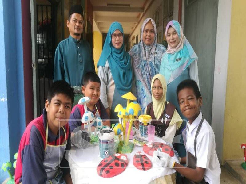 Guru-guru sentiasa menyokong usaha murid istimewa ini. 