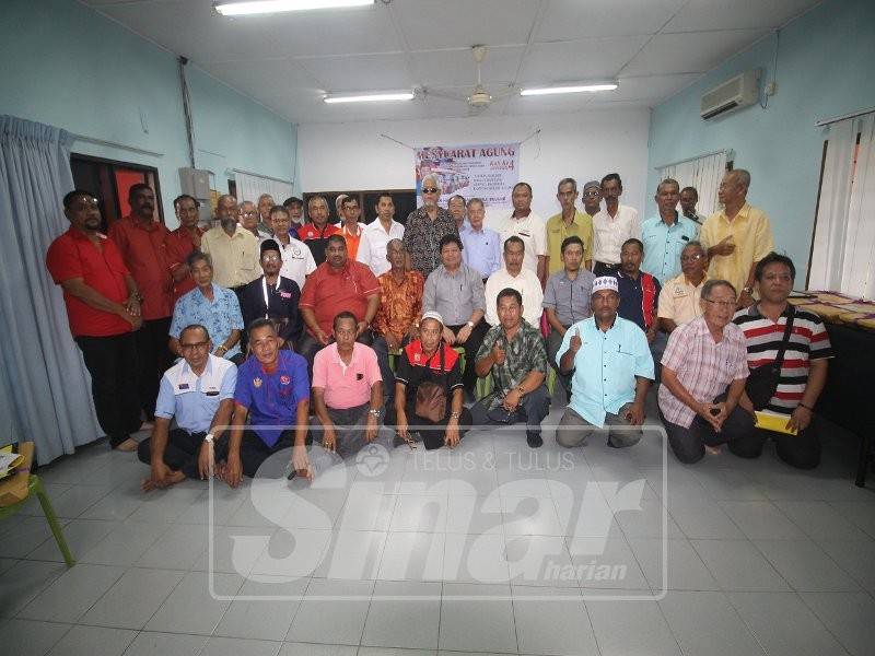 Mazlan (duduk, tengah) bersama ahli Gabungan Persatuan Pengusaha Tuanpunya dan Pemandu Kereta Sewa Negeri Johor.