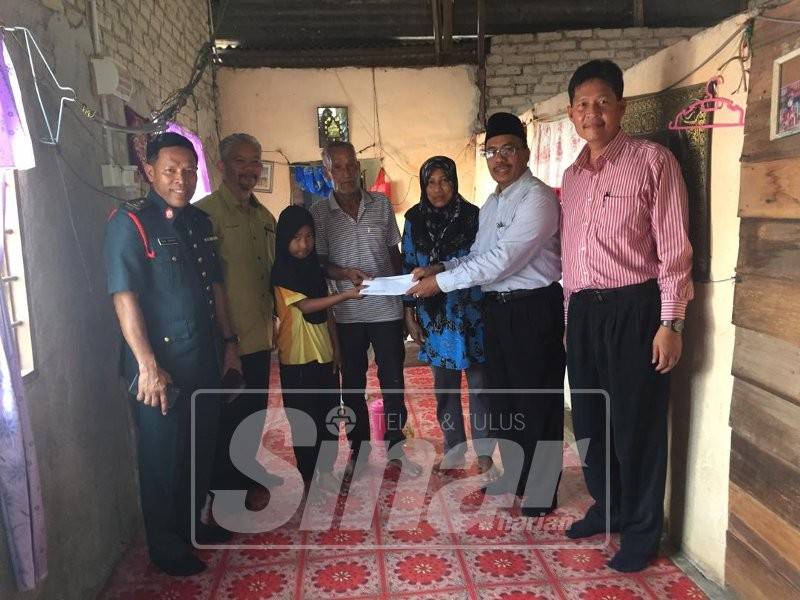 Kunjungan warga Pendidikan ke rumah Hussin menyampaikan sumbangan.
