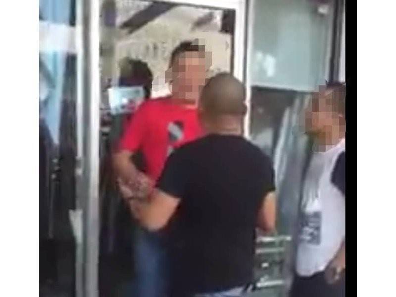 Video berdurasi 1.37 minit menyaksikan berlaku pertikaman lidah antara Michael Cheah dan dua individu terbabit.
