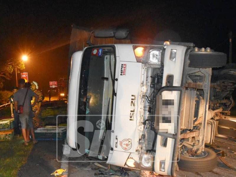 Rempuhan kuat sebuah kereta jenis Proton Saga yang dipercayai mengalami kerosakan brek menyebabkan lori membawa muatan ayam terbalik.
