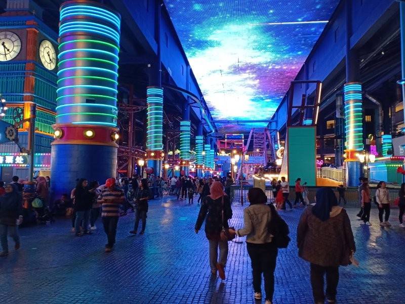 Sinaran lampu neon berwarna-warni menghiasi ruang berkeluasan 400,000 kaki persegi di tingkat 1, First World Plaza.
