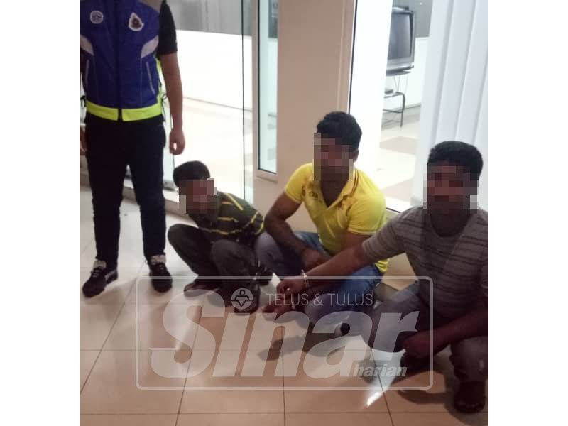 Tiga warga Bangladesh yang ditahan PPM di Jeti Awam Pelabuhan Klang.