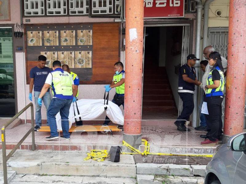 Anggota polis mengangkat mayat mangsa sebelum dibawa ke Jabatan Forensik, HRPB untuk bedah siasat.