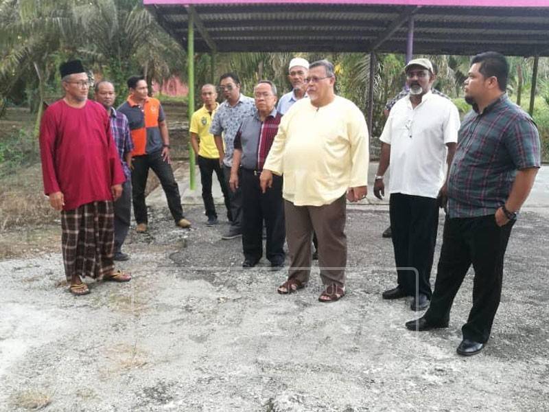 Aminolhuda (tiga, kanan) ketika lawatan ke Sekolah Agama Sri Tengah Renggam, semalam.