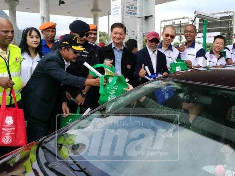Mohd Ali (empat, kiri) bersama Abdul Wahab mengedarkan barangan kepada orang ramai.