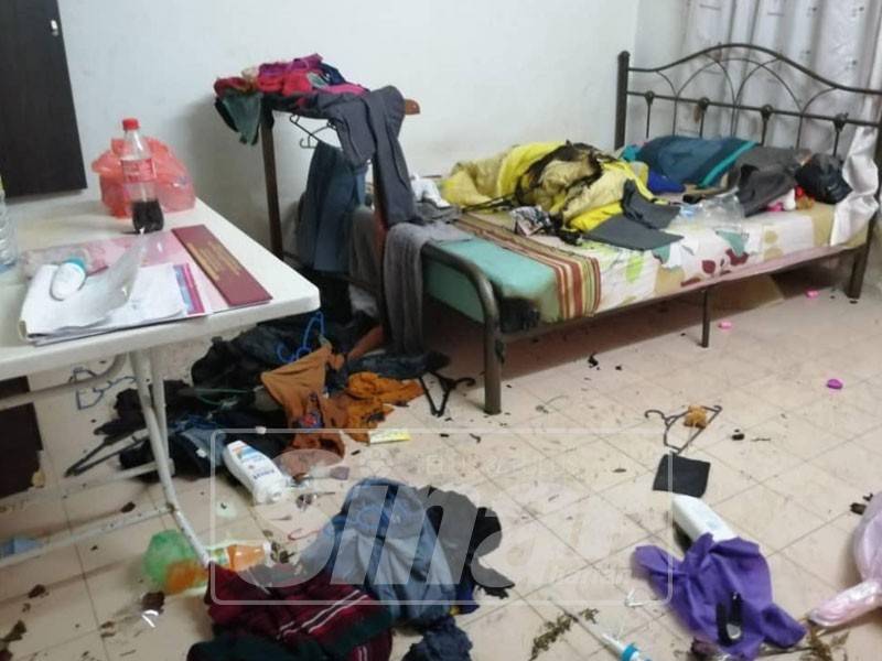 Barangan peribadi milik mangsa yang dibakar dan kereta jenis Toyota Vios yang dirosakkan suspek.