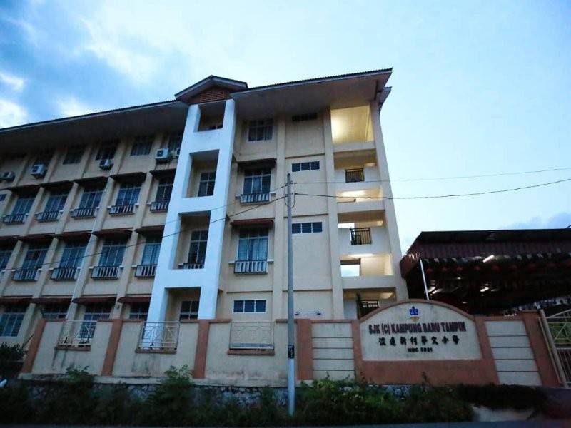 Suasana sekitar SJKC) Kampung Baru Tampin yang tiada sebarang masalah membabitkan ibu bapa liat untuk membayar yuran PIBG.