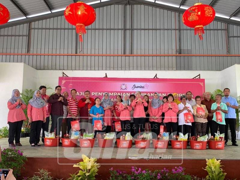 Aminolhuda (tujuh, kiri) bersama penerima bantuan.