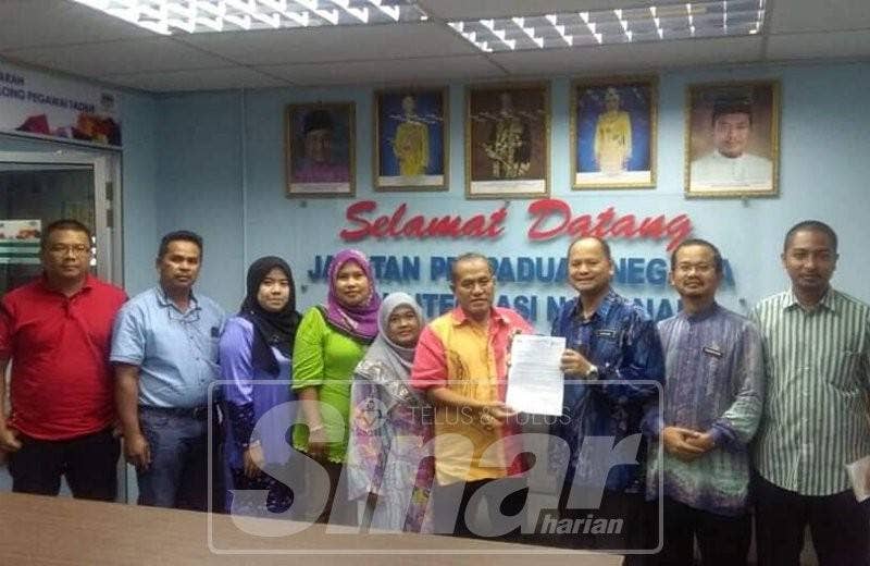 Ramly berkongsi perkembangan penubuhan koperasi bersama Pengarah Perpaduan negeri, Burhanuddin Daud (tiga, kanan).