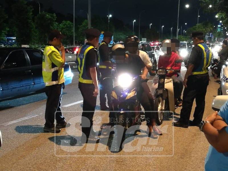 Anggota JPJ melakukan pemeriksaan ke atas motosikal pada Ops Khas Motosikal di Jalan Tanjung Lumpur di sini, malam tadi.