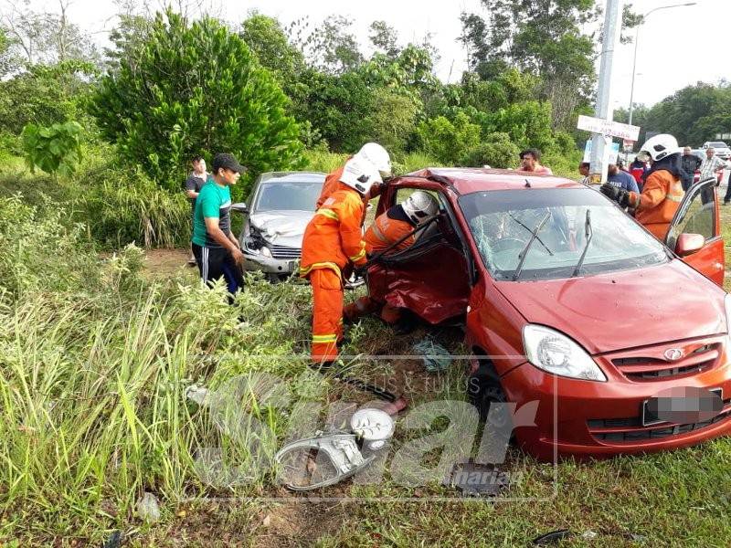 
Anggota bomba mengeluarkan mangsa yang tersepit dalam kenderaan tersebut.