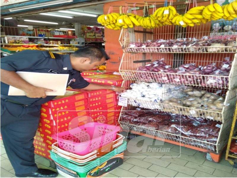 Anggota penguat kuasa KPDNHEP Negeri Sembilan menjalankan pemeriksaan di salah sebuah premis di Seremban.