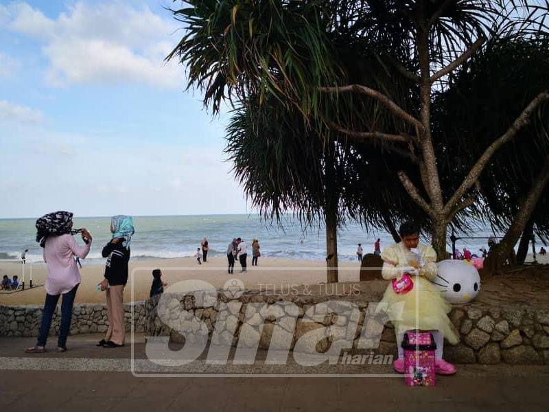 Acik Siti sudah tiga tahun mencari rezeki di Pantai Teluk Cempedak.