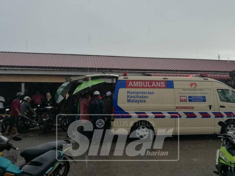 Pasukan perubatan daripada Hospital Kepala Batas memeriksa keadaan dua nelayan berkenaan.