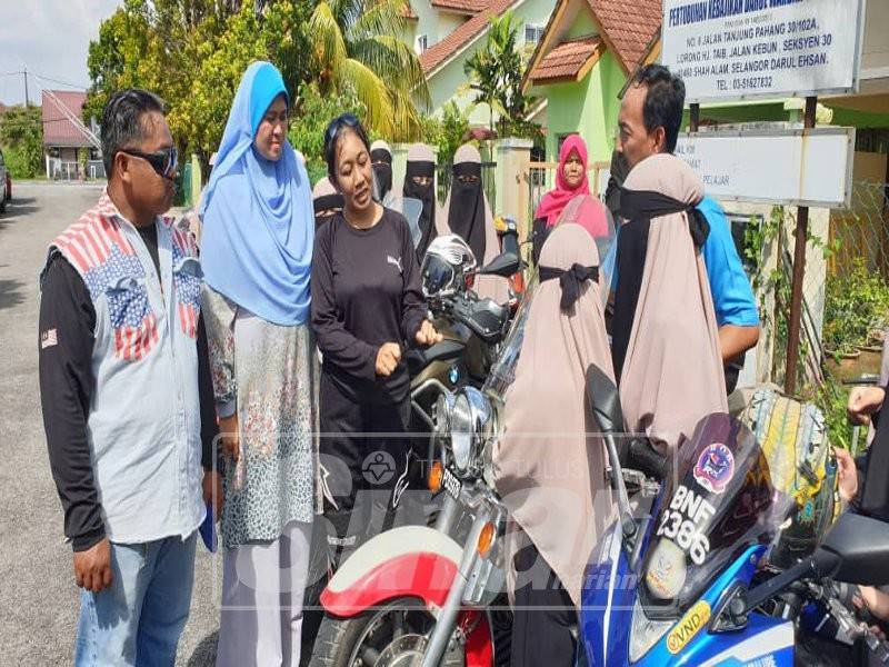 Hazlina (dua, kiri) mendengar penjelasan daripada Anita (tiga, kiri) ketika menerima kunjungan Kembara Prihatin.
