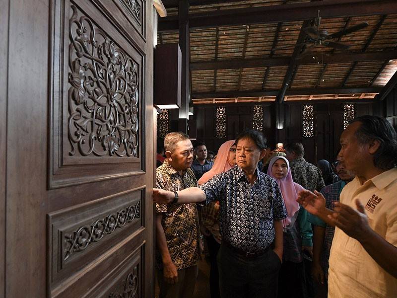 Menteri Pelancongan, Seni dan Budaya Datuk Mohamaddin Ketapi (dua, kanan) mendengar penerangan mengenai ukiran kayu oleh Yang Dipertua Persatuan Penggiat Seni Ukir Kayu Malaysia (Pengukir) Norhaiza Noordin (kanan) ketika melawat Desa Ukiran Kayu Besut sempena Sesi Libat Urus Bersama Usahawan Kraf Daerah Besut di Kampung Raja hari ini. - Foto Bernama