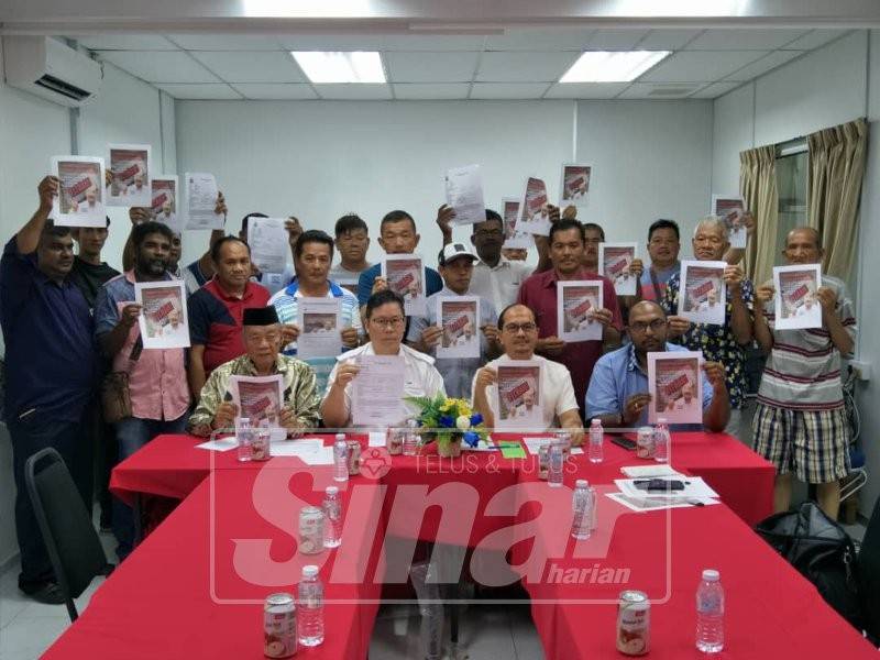 Tengku Zulpuri (depan, dua kanan) bersama sebahagian penyokong kalangan penduduk setempat menunjukkan poster fitnah yang tersebar di media sosial.