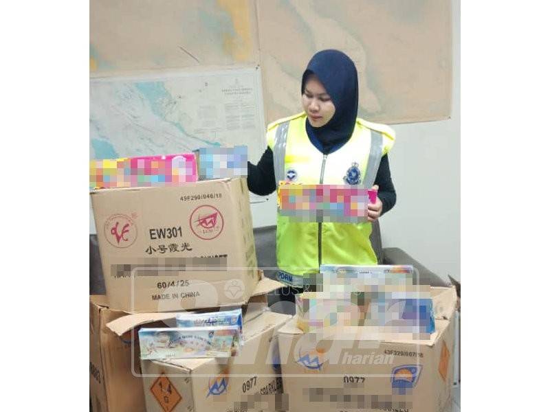 Mercun yang dirampas susulan pembongkaran sebuah rumah flat yang dipercayai dijadikan tempat simpanan mercun.