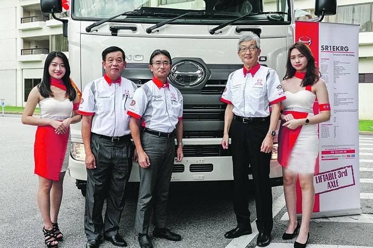 Dari kiri: Pengarah Eksekutif Hino Motors Sales Malaysia, Datuk Johnny Chan; Ken Iwamoto dan Pegawai Urusan Kanan daripada Hino Motors Limited Japan, Ichiro Hisada ketika majlis pelancaran model terbaharu Hino baru-baru ini.