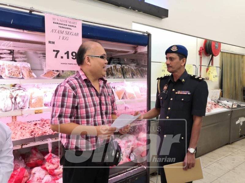 Azman semasa menjalankan pemeriksaan di Pasaraya Billion di Port Dickson hari ini.