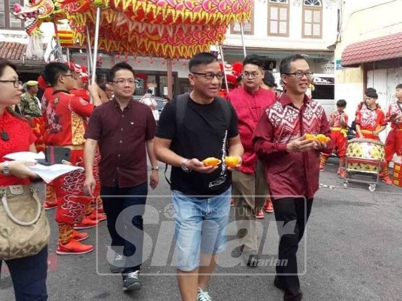 Gambar Norhizam memakai seluar paras lutut dan baju T hitam sambil berjalan bersama Chee Leong pada program itu menjelang sambutan Tahun Baharu Cina di Jonker Street mula tular sejak semalam dan telah mengundang pelbagai reaksi netizen.