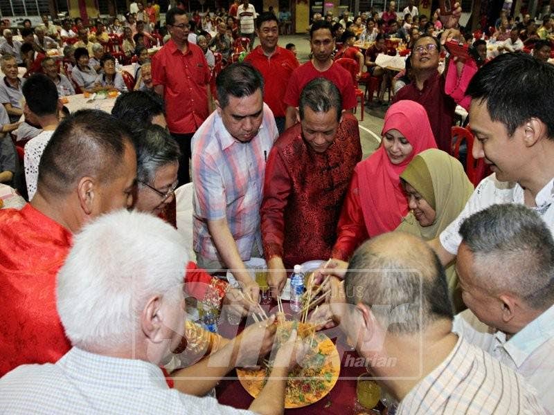 Aminuddin hadir memeriahkan sambutan Tahun Baharu Cina di Kampung Baru Seri Sikamat, kelmarin.