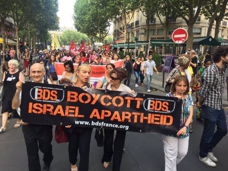 Gerakan boikot Israel diadakan di beberapa negara di Eropah sebagai protes terhadap kekejaman Israel ke atas rakyat Palestin.