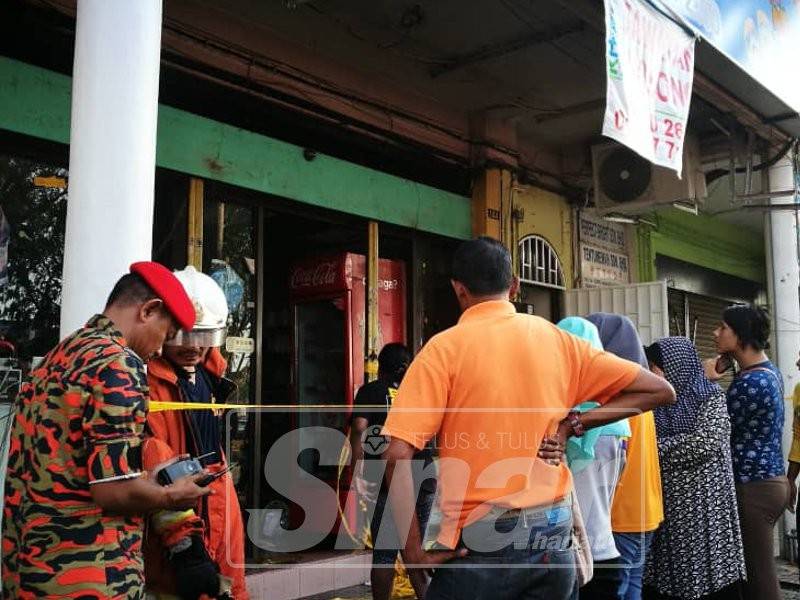 Orang ramai turut melihat kejadian.