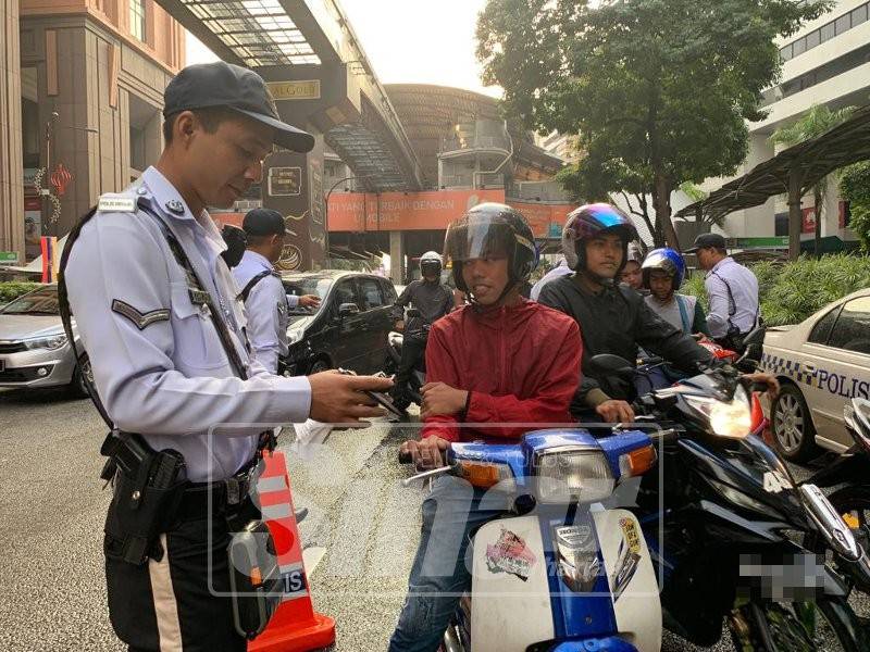 Pemeriksaan dijalankan terhadap pengguna motosikal di Jalan Imbi antara 10 lokasi Op Motosikal di ibu negara sempena Op Selamat Tahun Baharu Cina 2019.