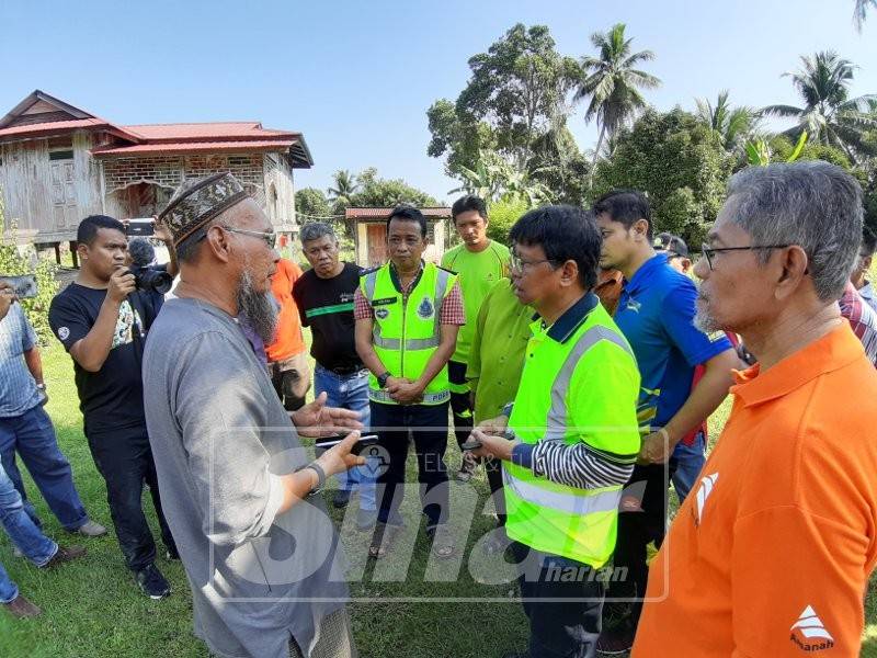 Kedua-dua pihak berbincang pada pertemuan di tapak projek.
