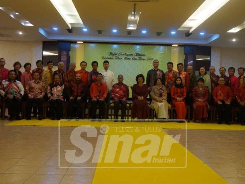 Sultan Sallehuddin dan Sultanah Maliha berkenan bergambar kenangan bersama barisan ahli Dewan Perhimpunan Cina Kedah.
