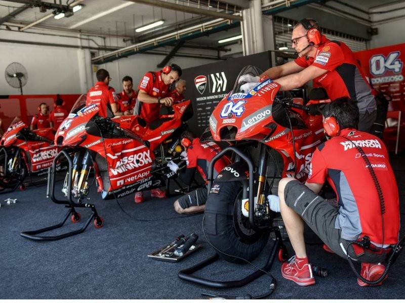 Jentera Mission Winnow Ducati milik Andrea Dovizioso diperiksa sebelum memulakan sesi Ujian Musim Sejuk Pramusim MotoGP 2019 di Litar Antarabangsa Sepang hari ini. -- Foto Bernama
