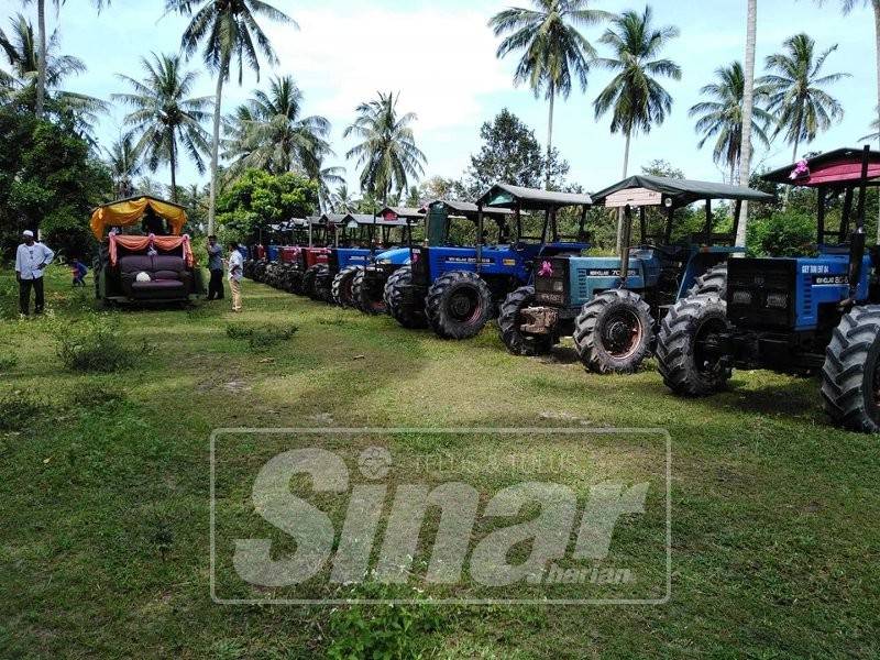 Sebanyak 14 traktor dalam keadaan sedia untuk perarakan pengantin baharu di Kampung Gong Kulim.