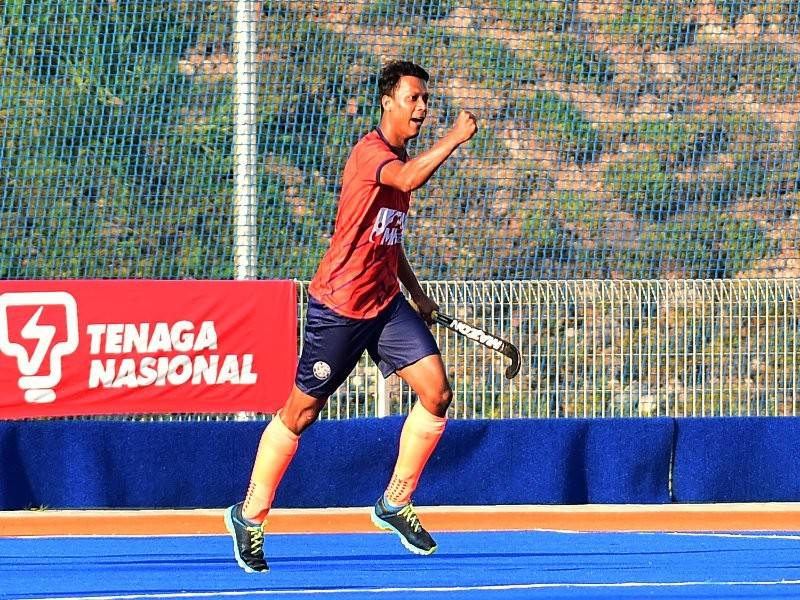 Persembahan pemain UniKL, Izwan Firdaus Ahmad Tajuddin sedang memuncak ketika ini.