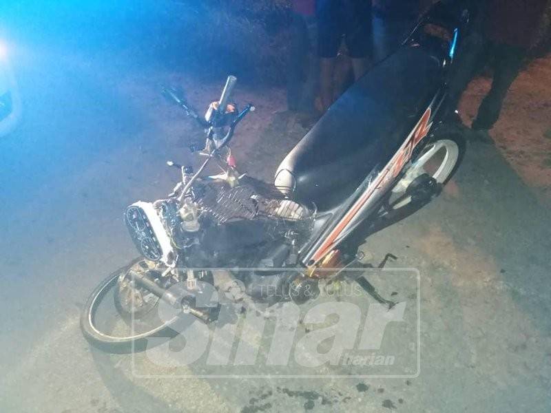 Keadaan motosikal milik mangsa yang terlibat dalam kemalangan yang mengorbankan dua lelaki di Bota, hari ini.